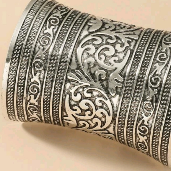 ☆ 2/$30 SILVER Boho 🪶☯️ Cuff Bracelet with detailed Mehndi Designs - Picture 3 of 6